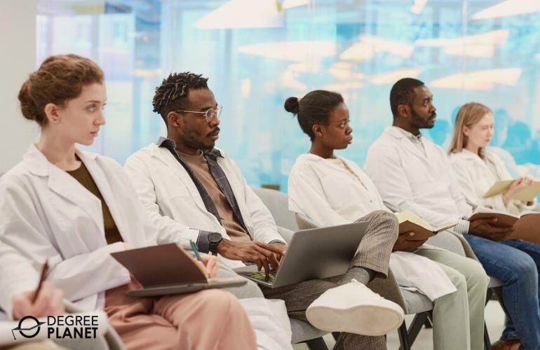 2025 Best Online Healthcare Management Degrees [Bachelor's Guide]