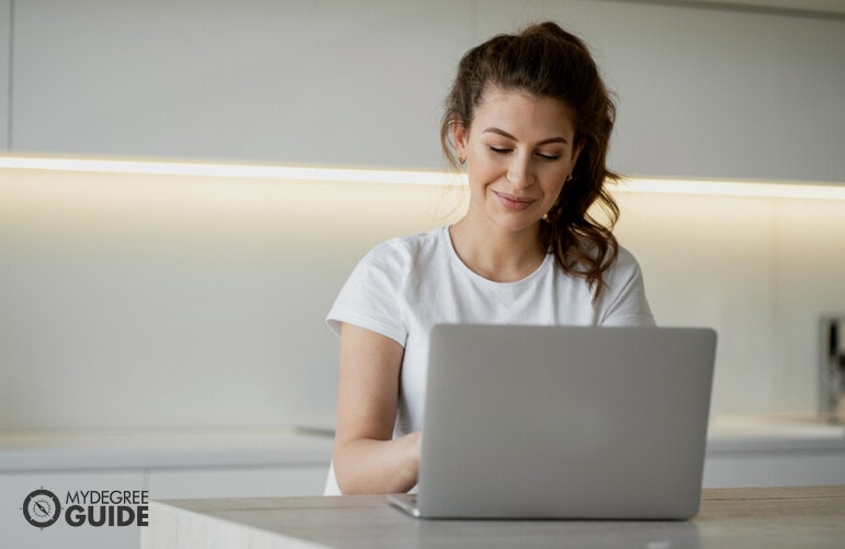 25 Best Online Healthcare Degrees [2024 Guide]