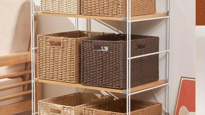 Storage array managing data efficiently and effectively