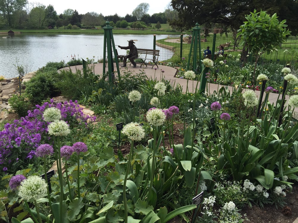 Overland Park Arboretum and Botanical Gardens in Overland Park, Kansas ...